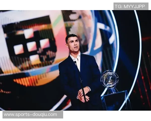 C罗荣获葡萄牙环球声望奖在社交媒体分享喜悦时刻