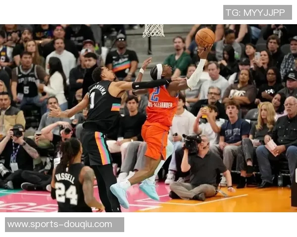 保罗现身赌城观看马刺与雷霆NBA杯半决赛引发关注